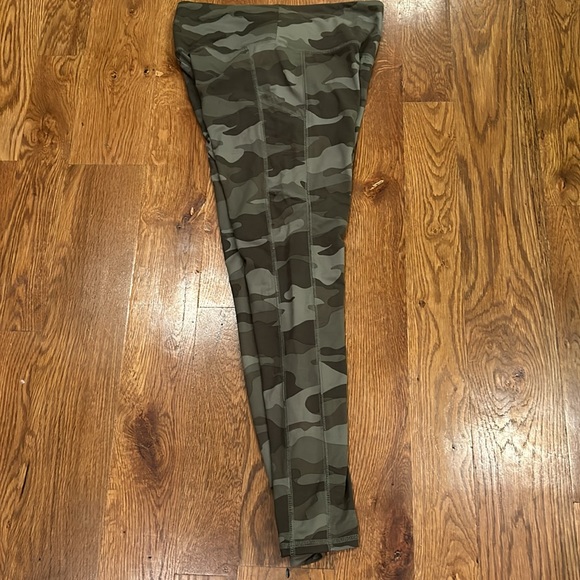 Wild Fable, Young Adult Women’s Camo Leggings with side pockets - Picture 3 of 5